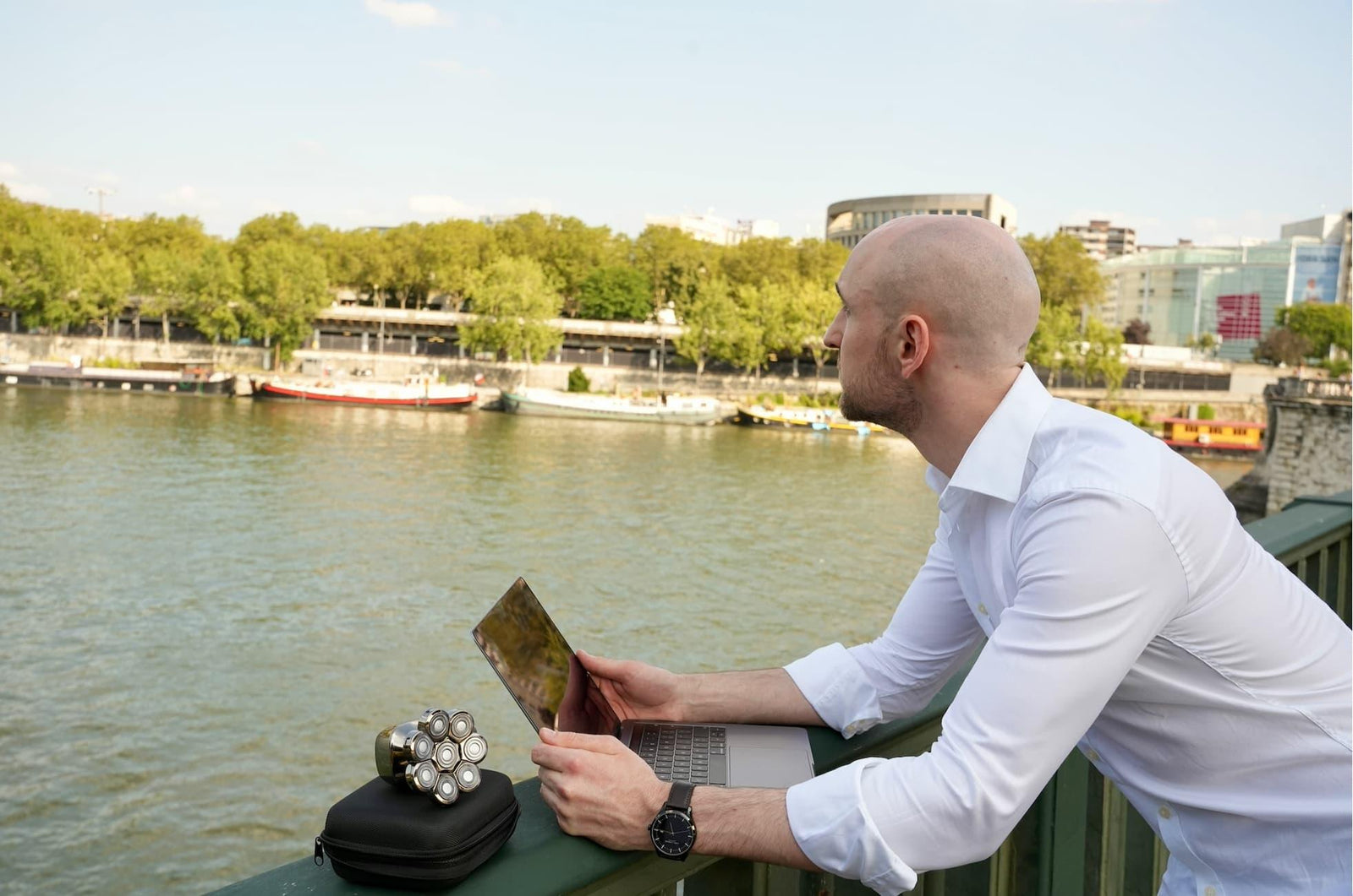 Les Avantages d'Utiliser un Rasoir Électrique pour le Crâne, Visage et le Corps - RAZROYS